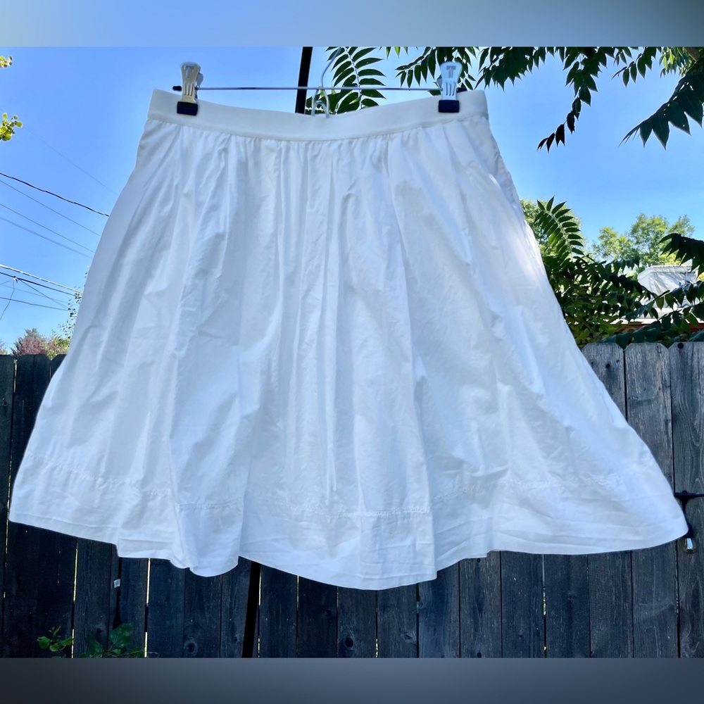 White skirt from Uniqlo in size M.